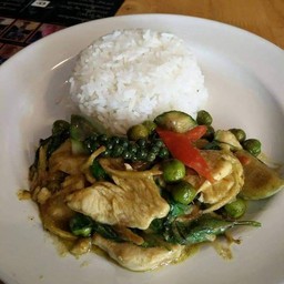 ข้าวเขียวหวานผัดแห้งไก่