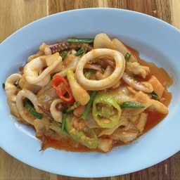 ปลาหมึกผัดไข่แดงเค็ม