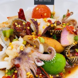 ยำปลาหมึกไข่ทองคำ (ปลาร้า)