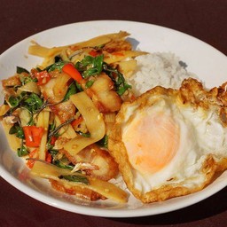 ผัดกระเพราหน่อไม้หมูสับ+ไข่ดาว