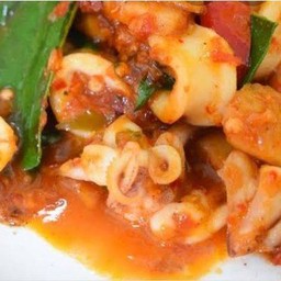 พริกแกงปลาหมึกเปนกับ