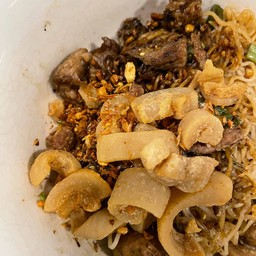 เส้นบะหมี่ลวกมาดี เนื้อเปื่อยอร่อยมาก ปรุงรสเข้มข้น