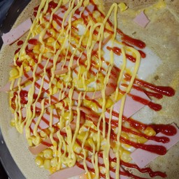 ไข่ ไส้กรอก แฮม ข้าวโพด