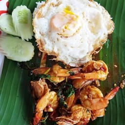 ผัดกะเพราถาดกุ้งไข่ดาวเป็ด