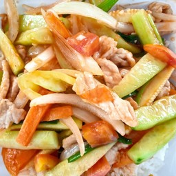 เปรี้ยวหวานหมูชิ้นราดข้าว