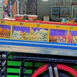 พี่หน่อยลูกชิ้นทอด หน้า รพ.ชุมพร