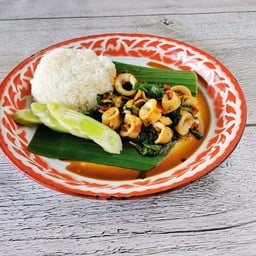 ผัดกะเพราถาดปลาหมึก