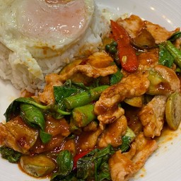 ผัดพริกแกงหมูหรือไก่พร้อมข้าว