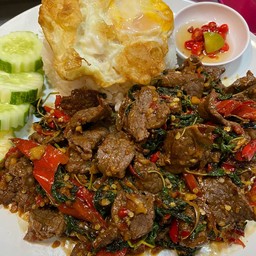 ปัดกระเพราเนื้อชิ้น