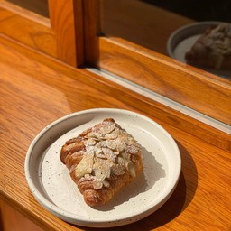 ALMOND CROISSANT