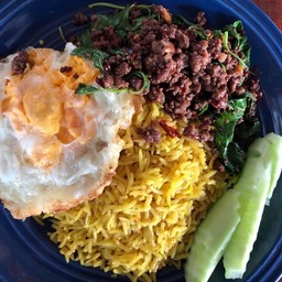 ผัดกระเพราเนื้อ+ข้าวเหลือง