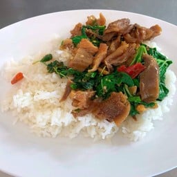 กระเพราไก่กรอบราดข้าว