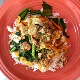 ข้าวราดผัดผักรวมมิตรหมูสับ