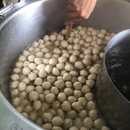 ลูกชิ้นลอยน้ำ