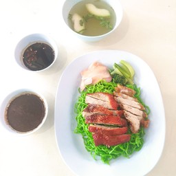 บะหมี่หยกเป็ดย่างผสมหมูกรอบแห้ง(แยกนำ่)