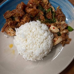 ข้าวกระเพราไก่กรอบ