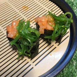 กุนกัน แซลม่อนยำสาหร่าย