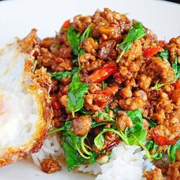 กะเพราเนื้อสับ+ไข่ดาว ราดข้าว