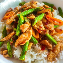 ข้าวราดผัดพริกแกง