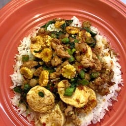 ข้าวราดกระเพราทรงเครื่องหมูสับ