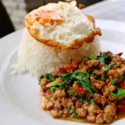 ผัดกระเพราราดข้าว