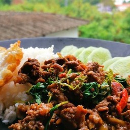 กะเพราเนื้อชิ้น+ไข่ดาว ราดข้าว