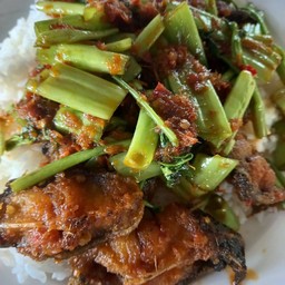 ข้าวพริกแกงปลาดุกผักบุ้ง
