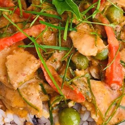 พะแนงหมูชิ้นราดข้าว