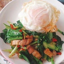 คะน้าหมูกรอบ+แถมไข่ดาว