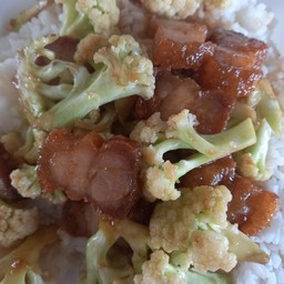 ข้าวราดผัดดอกคะน้าหมูกรอบ