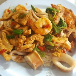 กะเพราทะเล+แถมไข่ดาว ราดข้าว