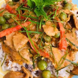 พะแนงเนื้อราดข้าว