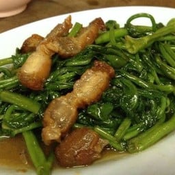 ผัดผักบุ้งหมูกรอบ