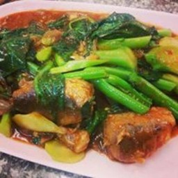 คะน้าปลากระป๋องราดข้าว