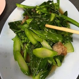 ผัดคะน้าหมูกรอบ