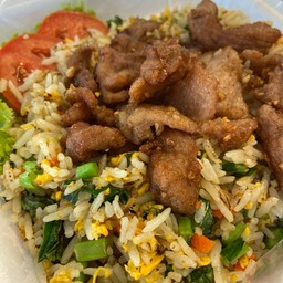 ข้าวผัดปลาอินทรีย์เค็มหมูทอด