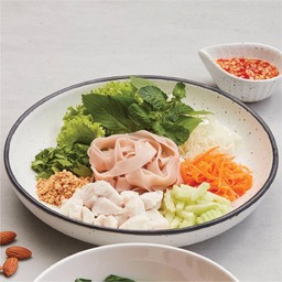 ก๋วยเตี๋ยวบกเส้นใหญ่ข้าวกล้องเนื้อปลากะพง (Sea bass and flat brown rice noodle with spicy Thai dressing)