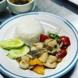 ข้าวปลากะพงผัดพริกไทยดำ