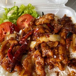 หมูทอดคั่วพริกแห้งราดข้าว