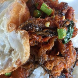ข้าวพริกแกงปลาดุก + ไข่ดาว