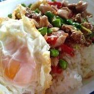 กะเพราเครื่องในไก่+ไข่ดาว ราดข้าว