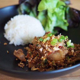 ข้าวสันคอหมูผัดพริกเกลือ