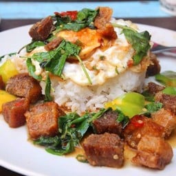 กะเพราหมูกรอบ+แถมไข่ดาว ราดข้าว