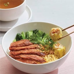 บะหมี่หมูแดงจีบคู่ (แห้ง,น้ำ) (Egg noodle with Chinese style grilled pork, crab and pork dumplings)