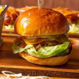 [อร่อยซ่ากับโค้ก] (food) เบอร์เกอร์เนื้อ +  โค้ก ออริจินัล (กระป๋อง)