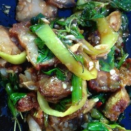 กะเพราหมูกรอบ กับข้าว