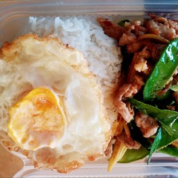 ผัดฉ่าหมูชิ้นไข่ดาวราดข้าว