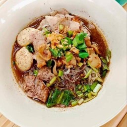 ร้านก๋วยเตี๋ยวเรือ ใต้ร่มไทร