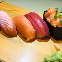 เซ็ต ซูชิเเซลมอน3คำ และ ทูน่า3คำ พร้อม ซุปมิโสะ กระดูกปลา(ทั้งหมด6คำ)