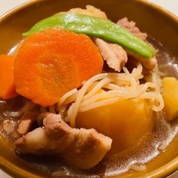 มันฝรั่งและหมูต้มซอสหวาน
